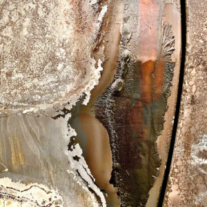 photo d'art abstraite, corrosion, effet de feu sur métal, matière, couleurs automnales.