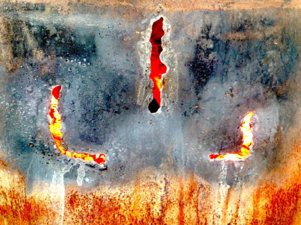 feu et métal, couleurs chaudes et froides, photo d'art, corrosion.