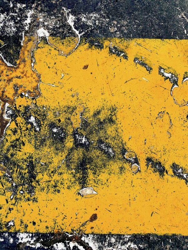 jaune vif sur anthracite, photo d'art, macro, atmosphère industrielle.