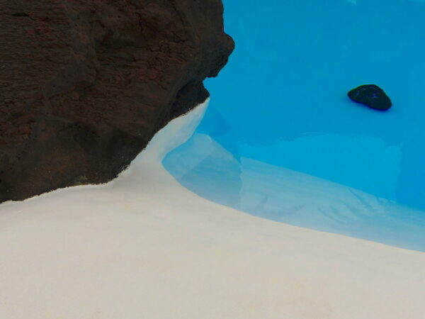 photo d'art, dominante bleu, noir, blanc, effet d'eau, lave, formes imbriquées.