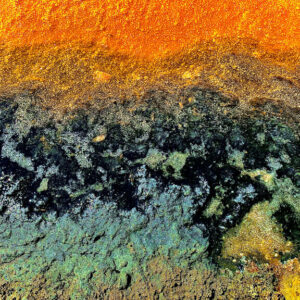 photo d'art abstraite, macro, picturale, dégradé de couleurs de l'orangé au bleu-vert, volcanique.