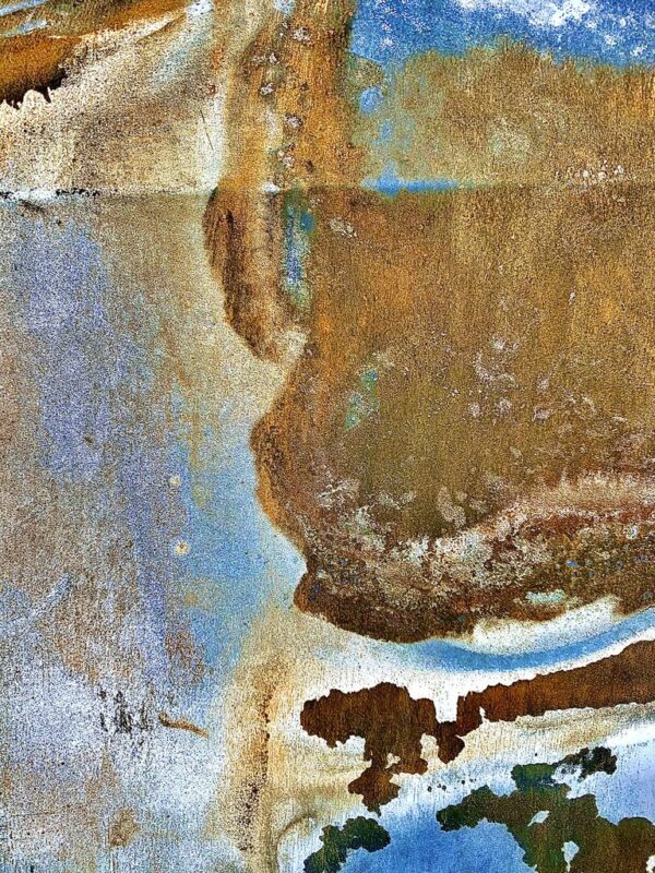 pictural, effet de métal, photo d'art abstraite, coloré, personnage posé sur une cheminée, céleste.