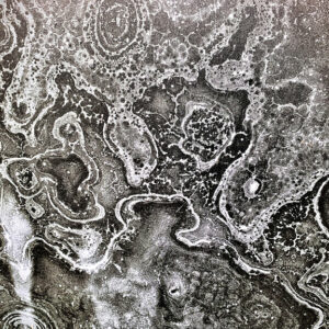 impression d'eau en noir et blanc, courbes et lignes en mouvement, photo d'art, pictural.