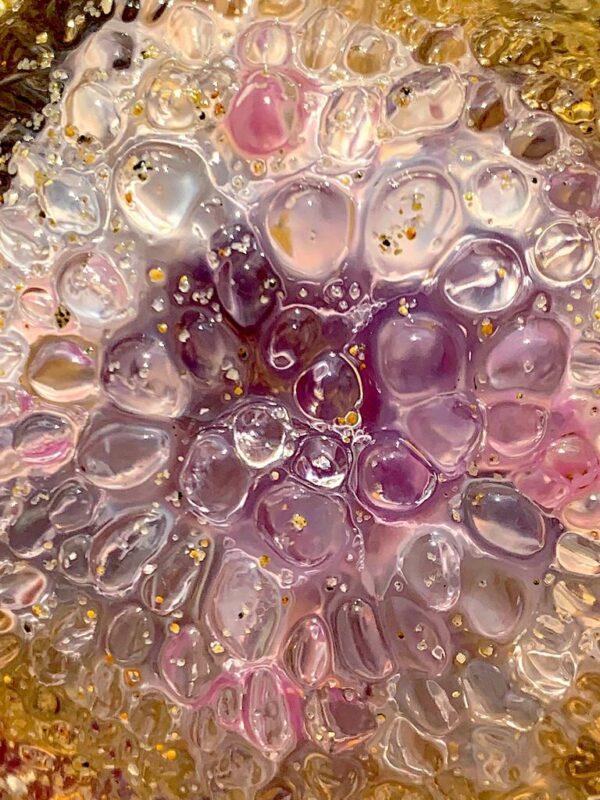 photo d'art abstraite, effet bulles, translucide, brillance, vivant, nuance de rose et violet.